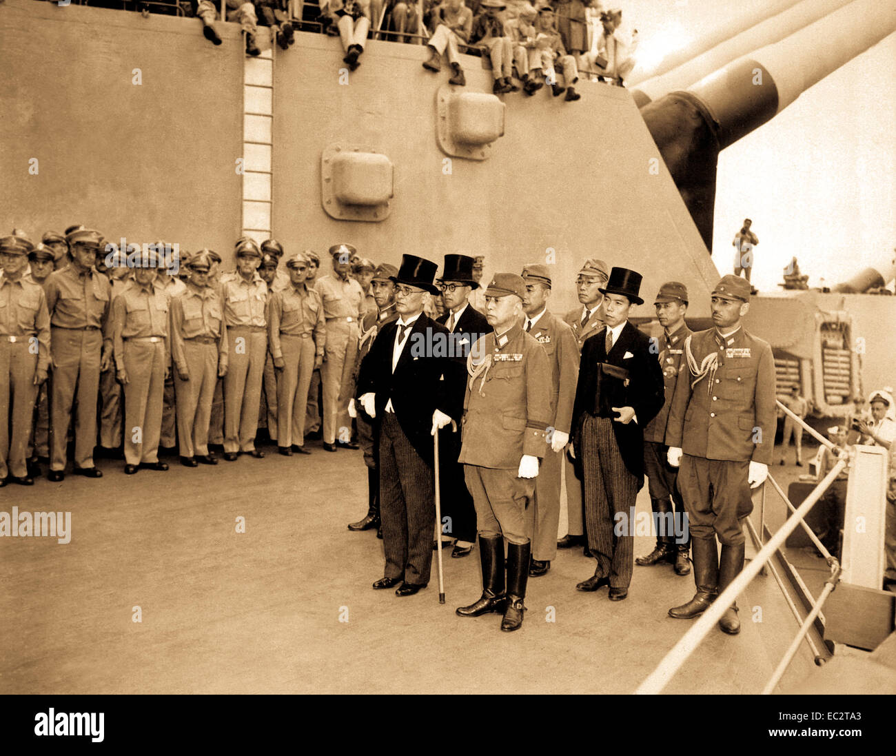 Reddition du Japon arrivent à bord du USS signataires Missouri dans la baie de Tokyo à participer à rendre cermonies. 2 Septembre, 1945. (Armée) Banque D'Images
