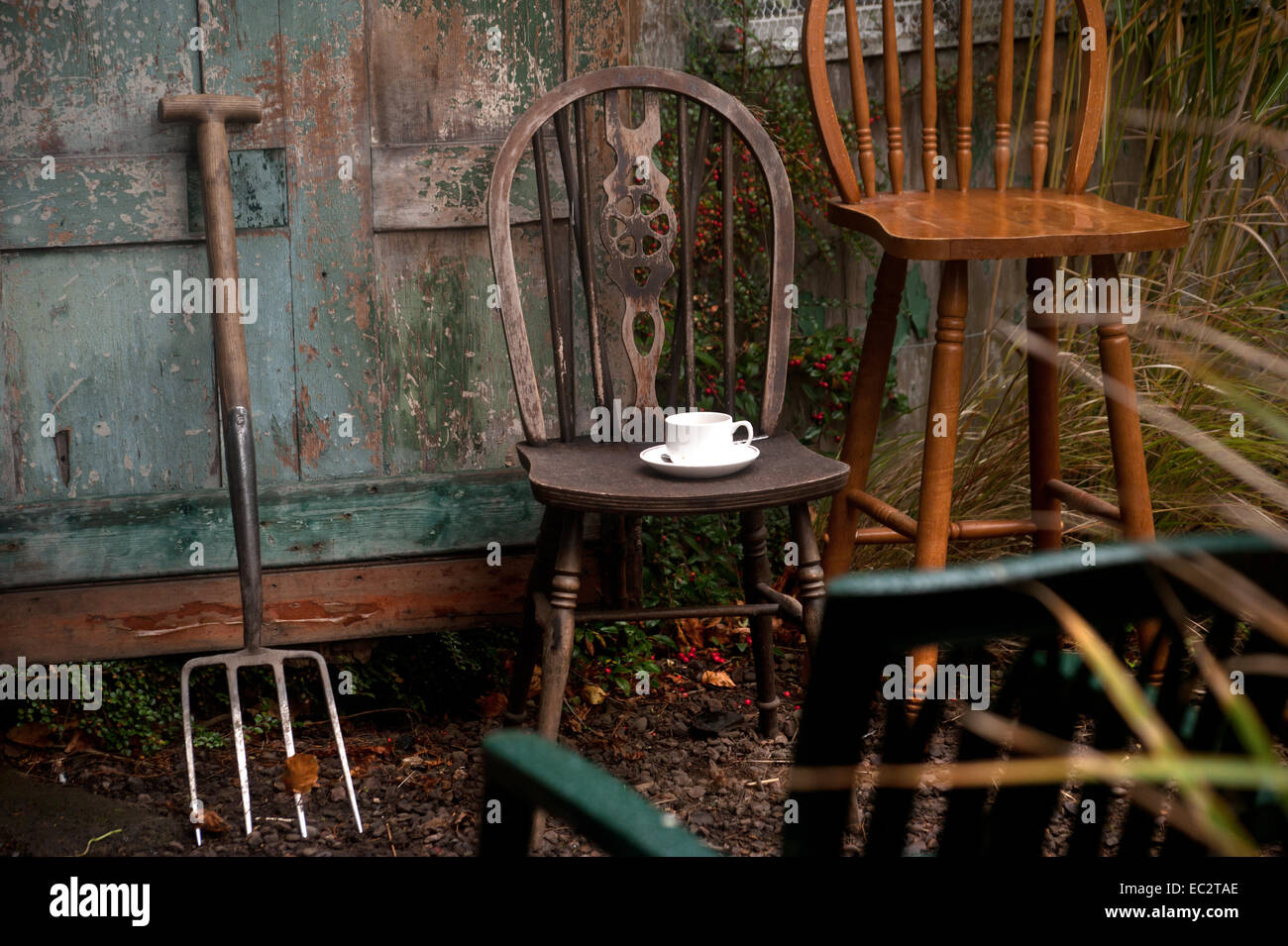 Des chaises et une tasse de thé à l'extérieur abri de jardin Banque D'Images