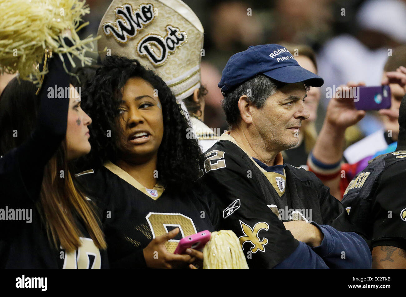 New Orleans, LA, USA. 7 Décembre, 2014. New Orleans Saints fans regarder leur équipe à être soufflée dans un match de la NFL contre les Panthers à la Mercedes Benz Superdome le 7 décembre 2014 à la Nouvelle Orléans, Louisiane. Les Panthère défait les Saints 41-10. Margaret Bowles/CSM/Alamy Live News Banque D'Images