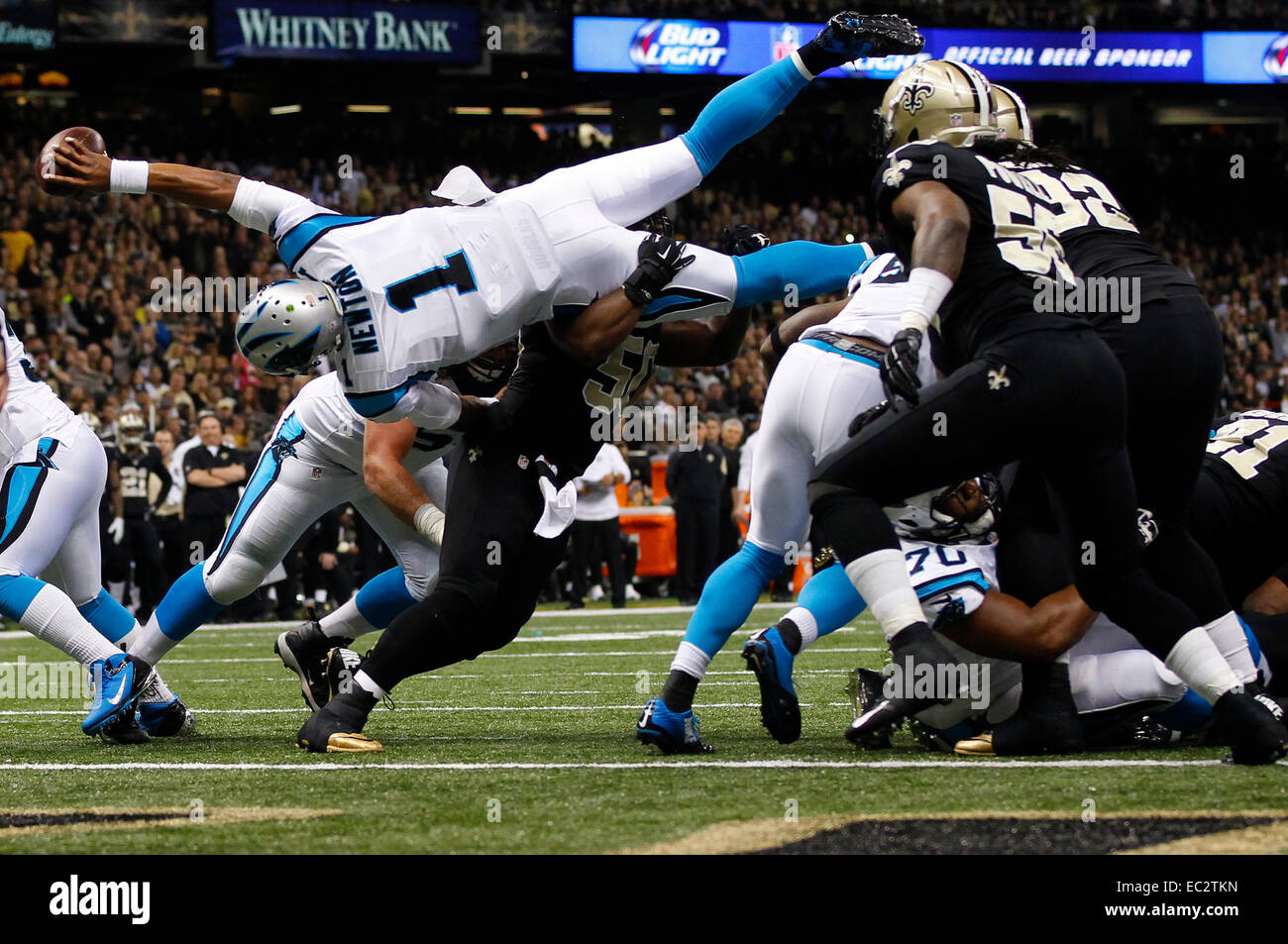 New Orleans, LA, USA. 7 Décembre, 2014. Quarterback Carolina Panthers Cam Newton # 1plonge pour un touché dans un match contre les NFL New Orleans Saints dans la Mercedes Benz Superdome le 7 décembre 2014 à la Nouvelle Orléans, Louisiane. Les Panthère défait les Saints 41-10. Margaret Bowles/CSM/Alamy Live News Banque D'Images