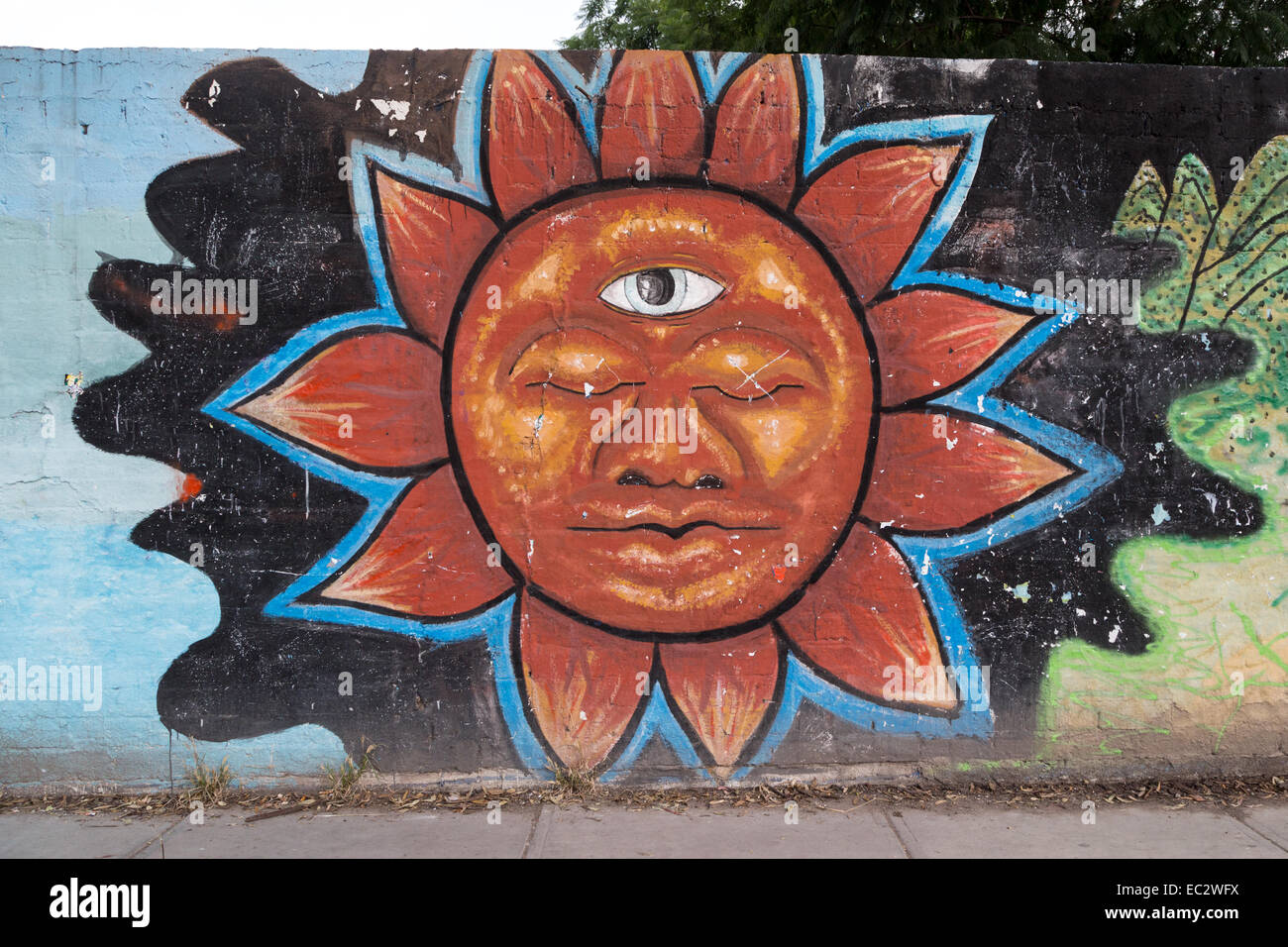 Art urbain montrant le soleil avec un visage dans la ville coloniale espagnole de Santiago de Queretaro, Mexique Banque D'Images