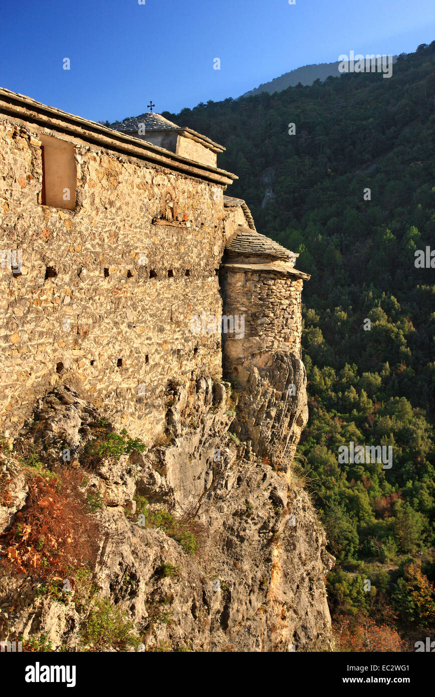 L'église de l'ancien monastère d'Agia Triada, suspendu au-dessus d'une falaise, sur les pentes du mont Olympe, Piérie, la Grèce. Banque D'Images