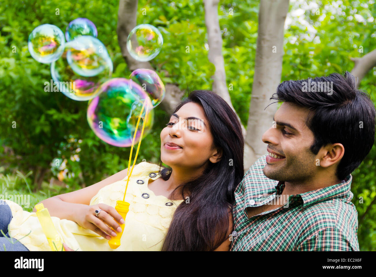 2 couple indien park JOUER Bubble Wand Banque D'Images