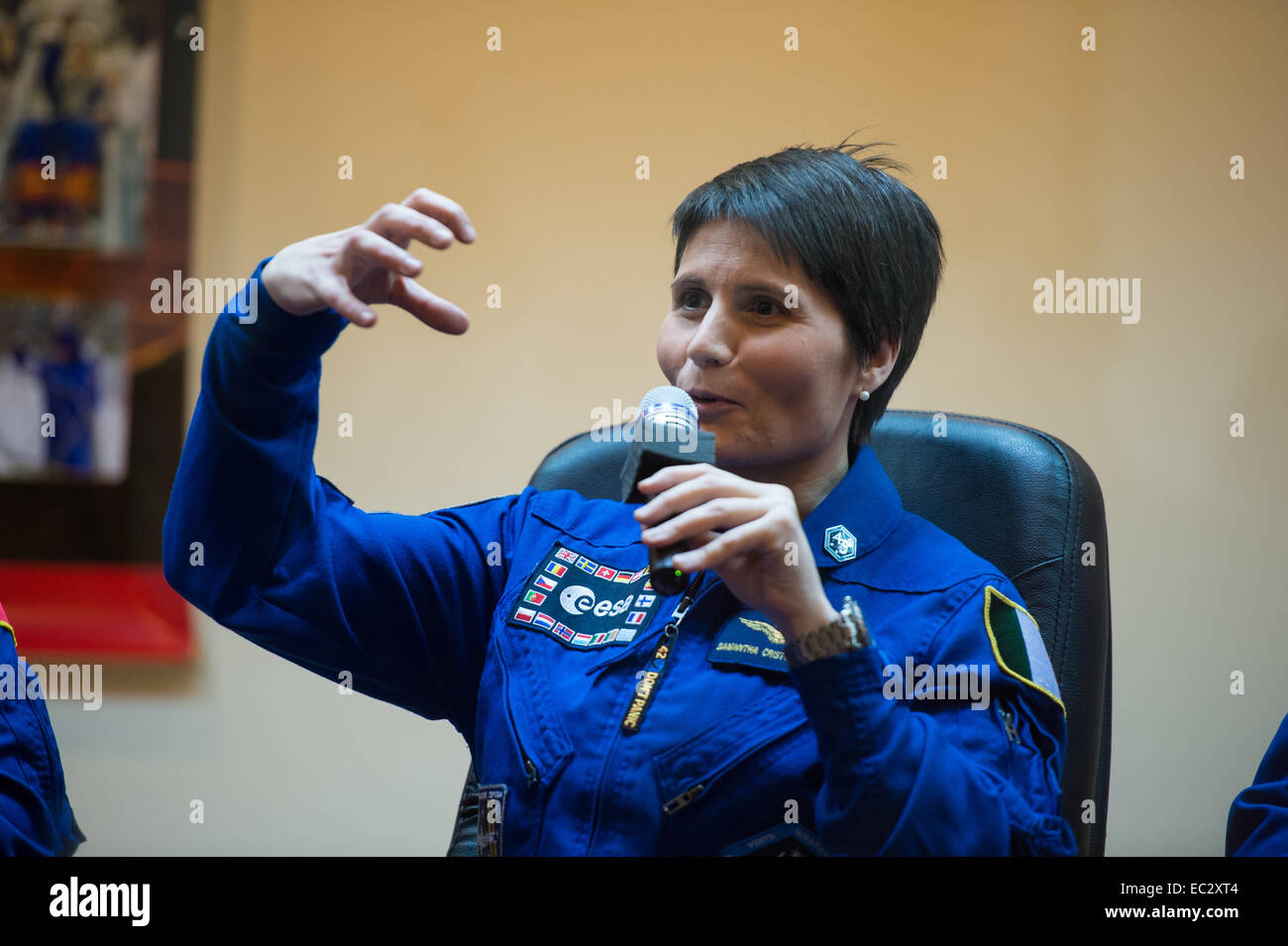 Expedition 42 Samantha Cristoforetti ingénieur de vol de l'Agence spatiale européenne (ESA) répond à une question lors d'une conférence de presse le samedi, Novembre 22, 2014, à l'hôtel cosmonaute à Baïkonour, au Kazakhstan. Lancement de la fusée Soyouz est prévue pour le 24 novembre et se poursuivront Cristoforetti, commandant de Soyouz Anton Shkaplerov de l'Agence spatiale fédérale russe (Roskosmos), Terry Virts et ingénieur de vol de la NASA en orbite pour commencer leur voyage de cinq mois et demi de mission sur l'espace International Banque D'Images