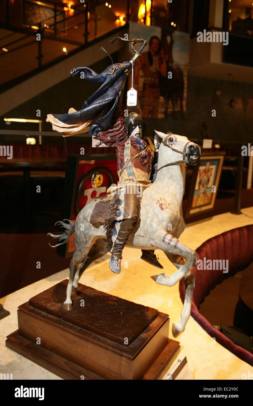 Las Vegas, Nevada, USA. 8e déc, 2014. Burt Reynolds 'une question d'honneur' Crow King le chef sioux Statue en bronze aussi présents pour l'aperçu de la propriété de la vie et la carrière de Burt Reynolds, Palms Casino Resort, Las Vegas, NV, le 8 décembre 2014. Credit : James Atoa/Everett Collection/Alamy Live News Banque D'Images
