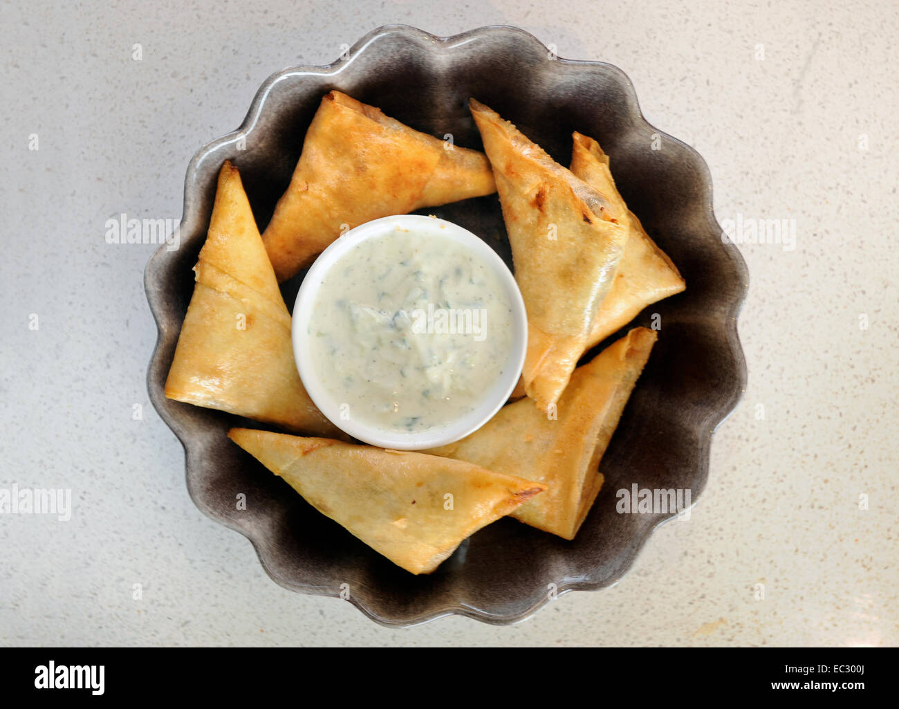 Samoussa poulet dip à l'ail Banque D'Images