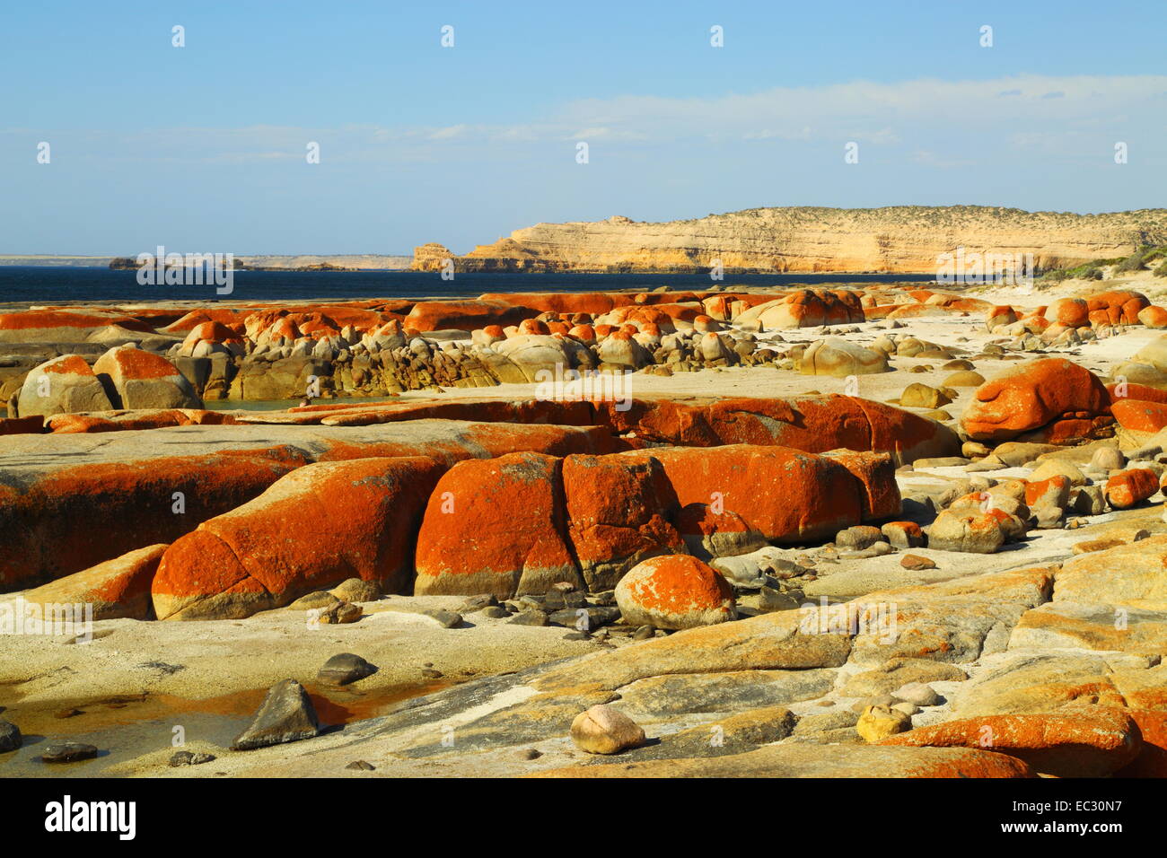 Les rochers de granit et des fissures le long de la côte à l'(Granites, Streaky Bay, Australie du Sud. Banque D'Images