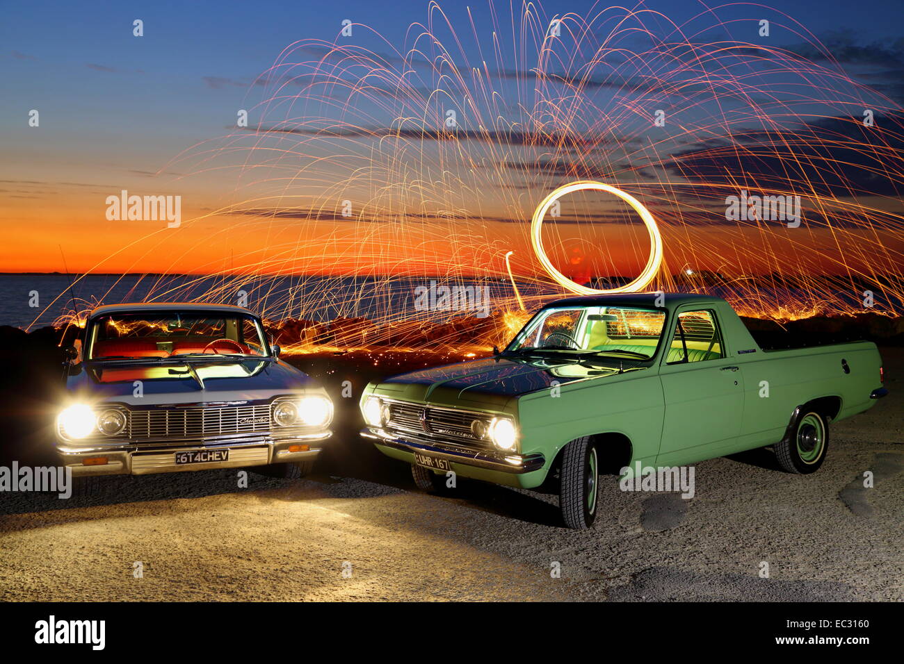 Une peinture d'un 1967 Holden Ute RH et Chevrolet Impala 1964, avec de la laine d'acier de tourner en arrière-plan. Banque D'Images