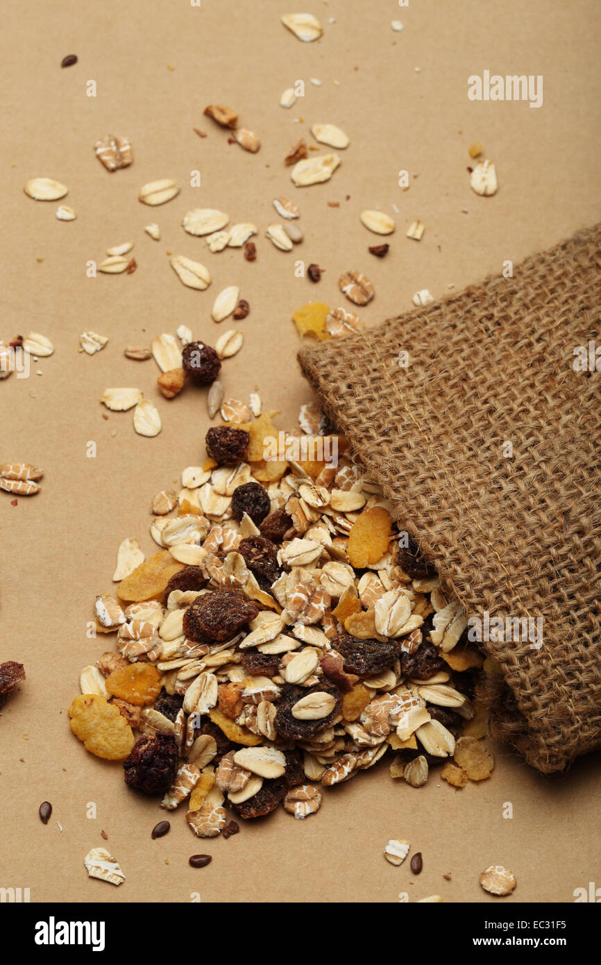 Le mélange de céréales avec les pruneaux et les raisins secs dans un sac pour le petit déjeuner Banque D'Images