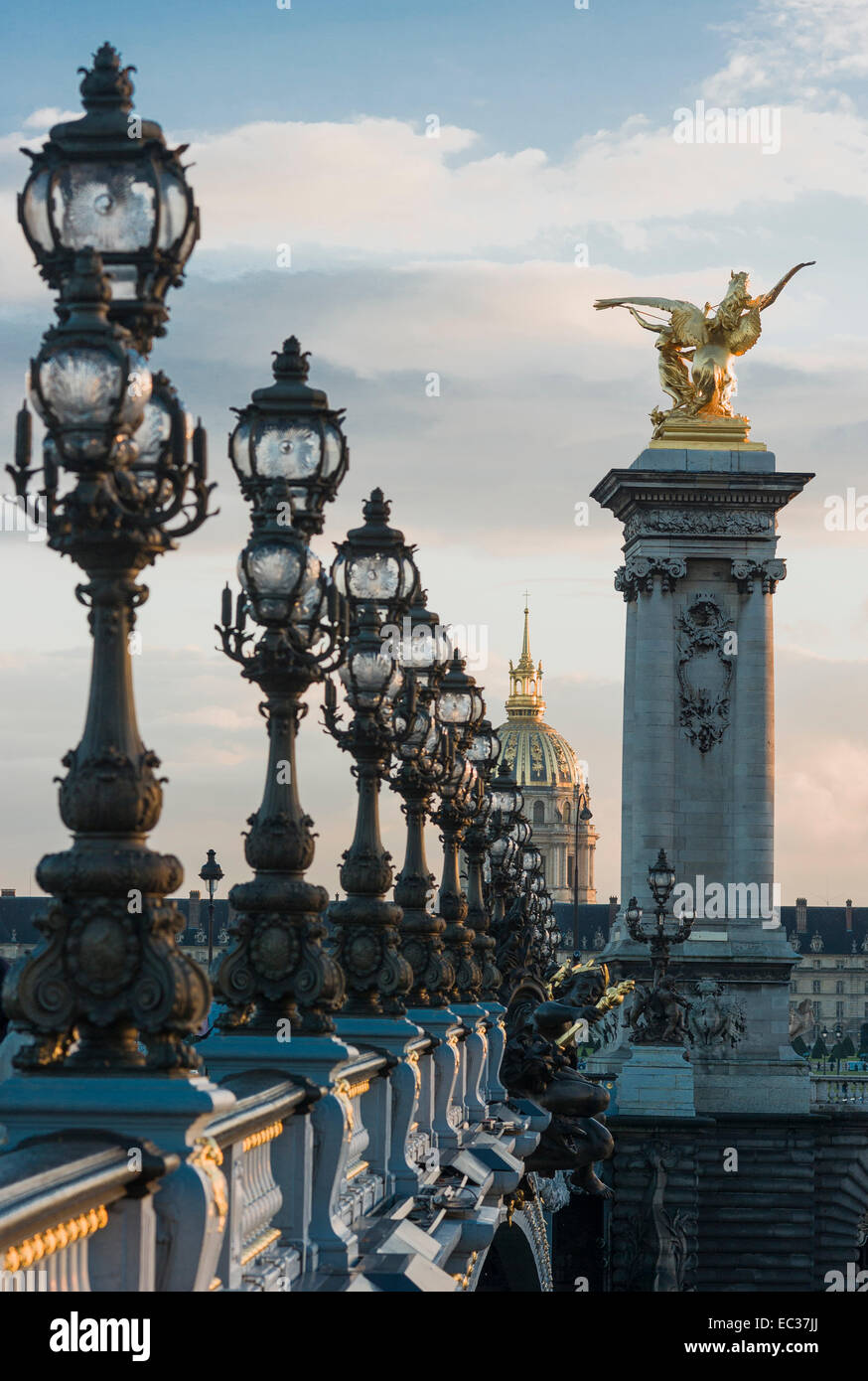 France, Paris, le Pont Alexandre III, Les Invalides Banque D'Images