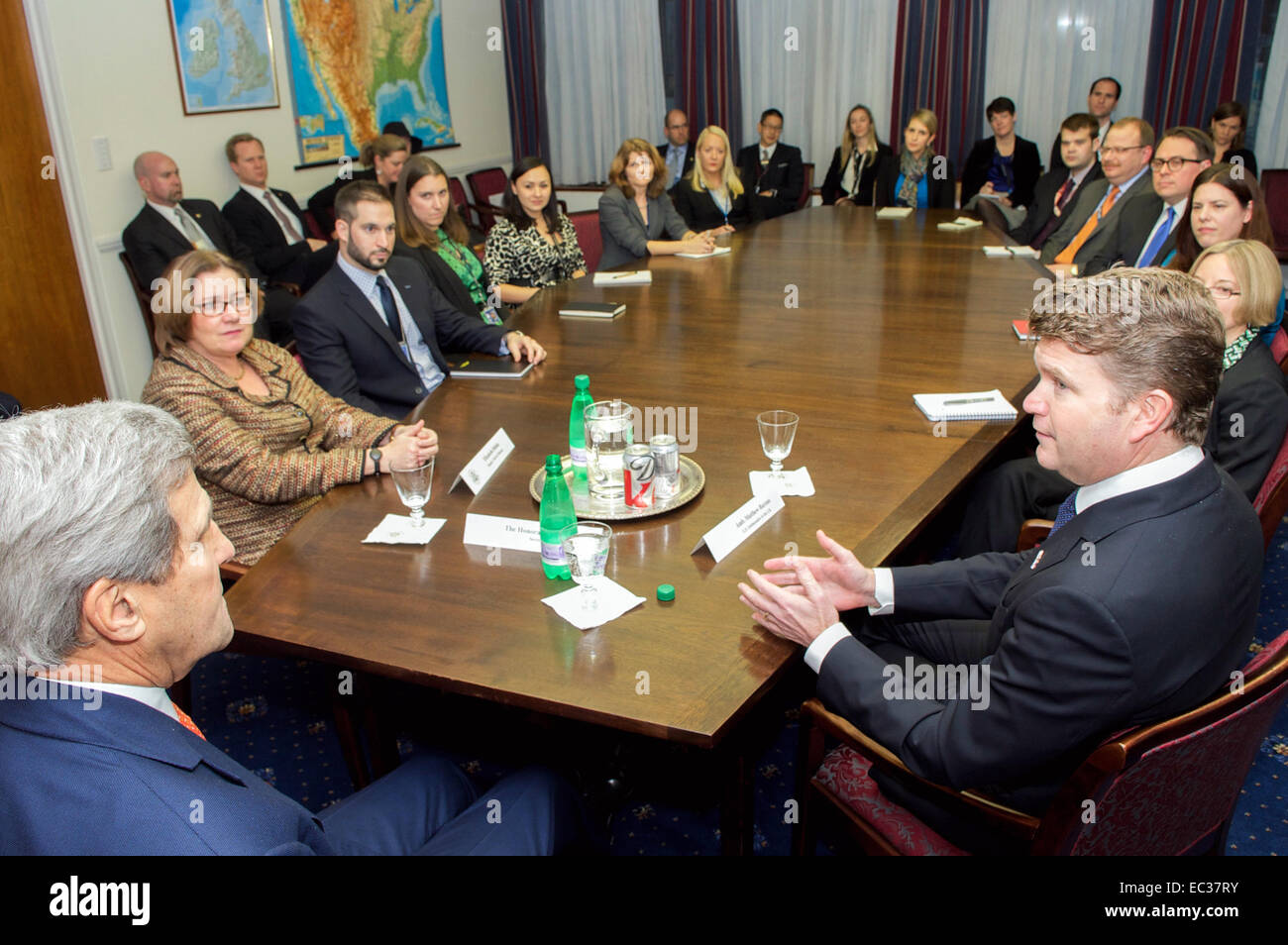 Le secrétaire d'Etat John Kerry, flanqué de l'Ambassadeur des États-Unis au Royaume-Uni Ambassade Londres Matthew Barzun et Chef de Mission Adjoint Elizabeth Dibble, rencontre avec un groupe d'employés du département d'Etat pour solliciter leurs conseils pour l'organisme et à répondre à leurs questions de politique étrangère au cours de sa visite à Londres, Royaume-Uni, le 19 novembre 2014. Banque D'Images