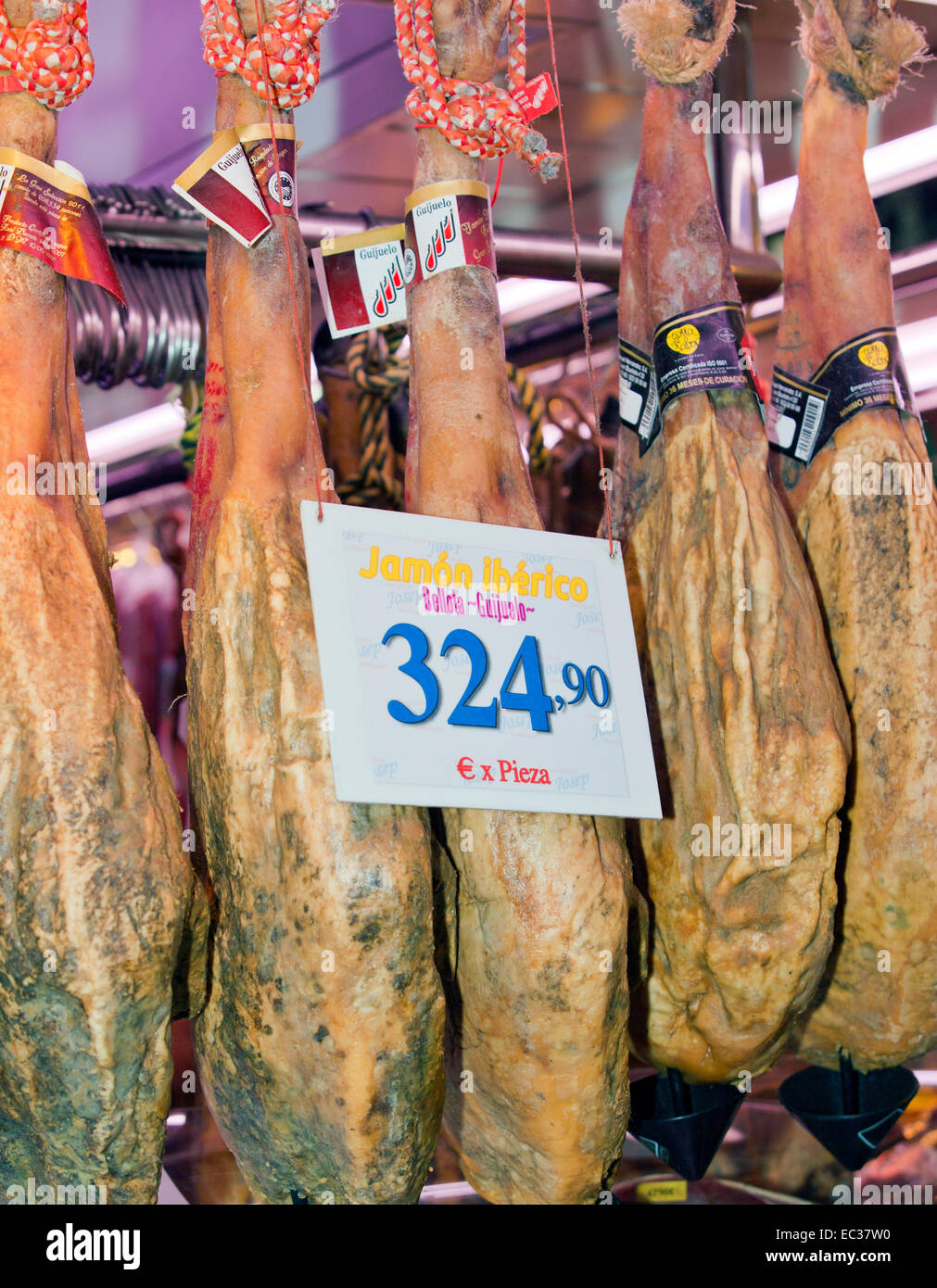 Jambon Serrano, Jambon Iberico Bellota, Mercat de la Boqueria market hall, Barcelone, ​​Spain Banque D'Images