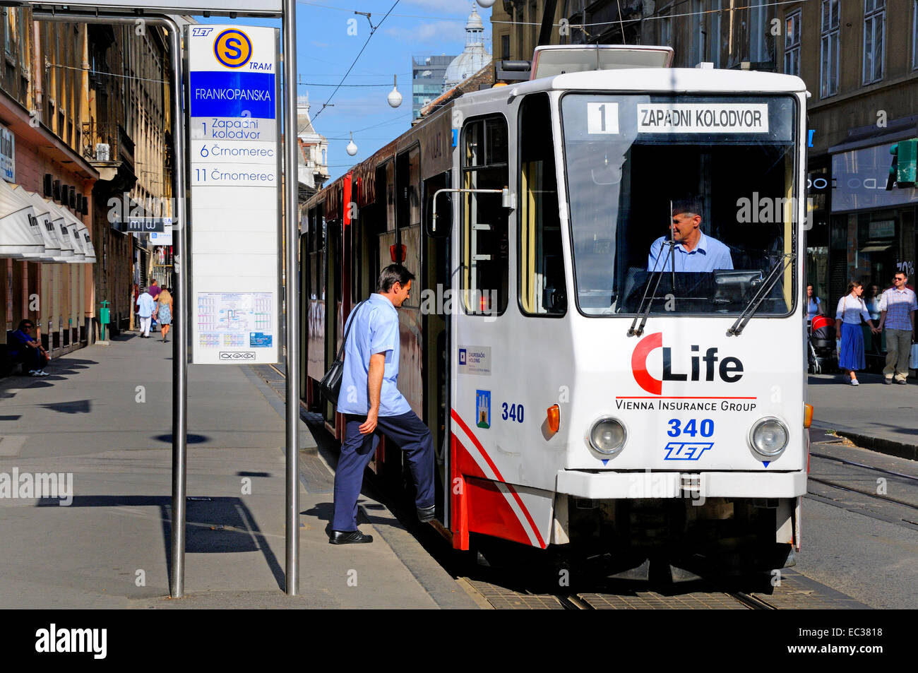 Zagreb, Croatie. L'homme de monter dans le tram en Frankopanska Banque D'Images