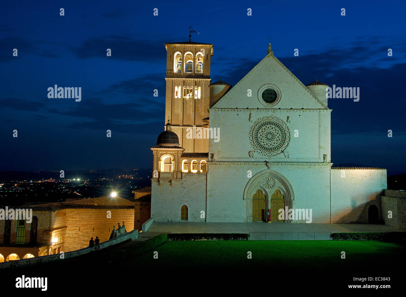 Basilica di San Francesco, Basilique de Saint François, à la brunante, UNESCO World Heritage site, Assise, Pérouse, Ombrie province Banque D'Images