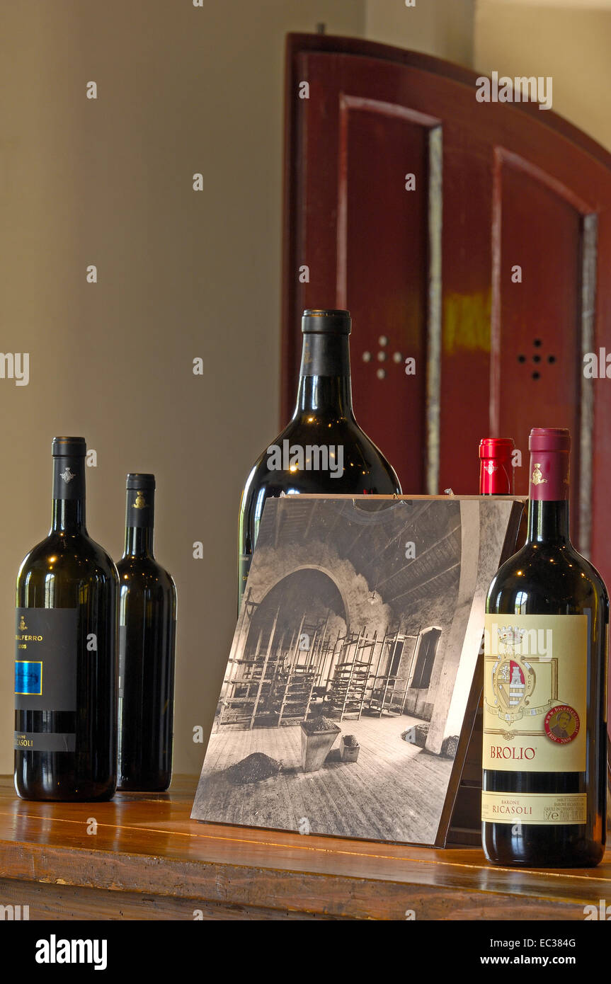 Les bouteilles de vin, le Chianti, le Castello di Brolio cave, Cave du Château de Brolio, Ricasoli Vignoble, Province de Sienne, Toscane, Italie Banque D'Images