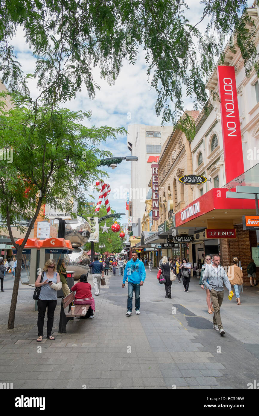 Les gens shopping pour les vacances de Noël dans le Rundle Mall Adélaïde, Australie Banque D'Images