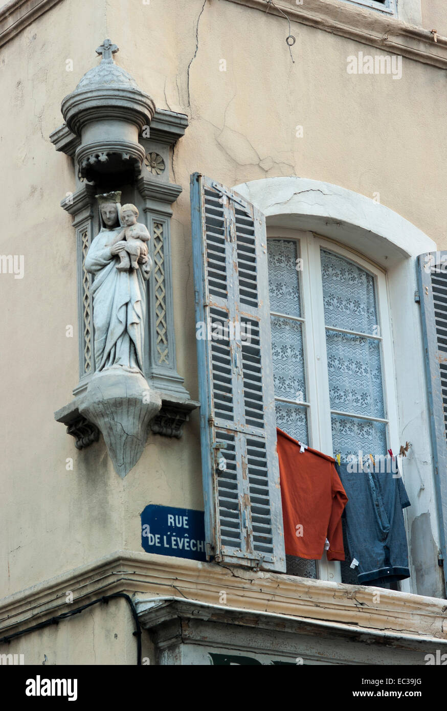 France, Bouches du Rhone, Provence, Marsielle Panier, quartier, statue de Vierge Marie avec l'enfant Jésus, le séchage de blanchisserie Banque D'Images