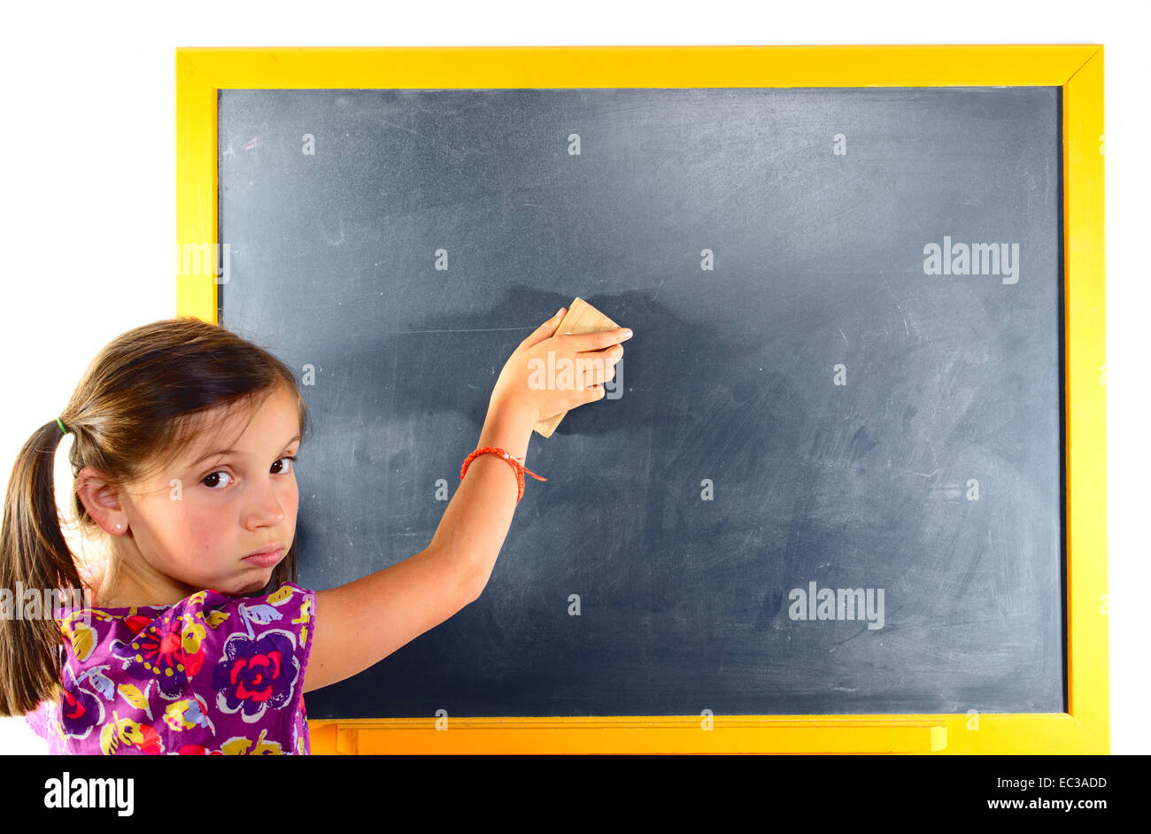 Une jeune écolière effacer le tableau noir Photo Stock - Alamy