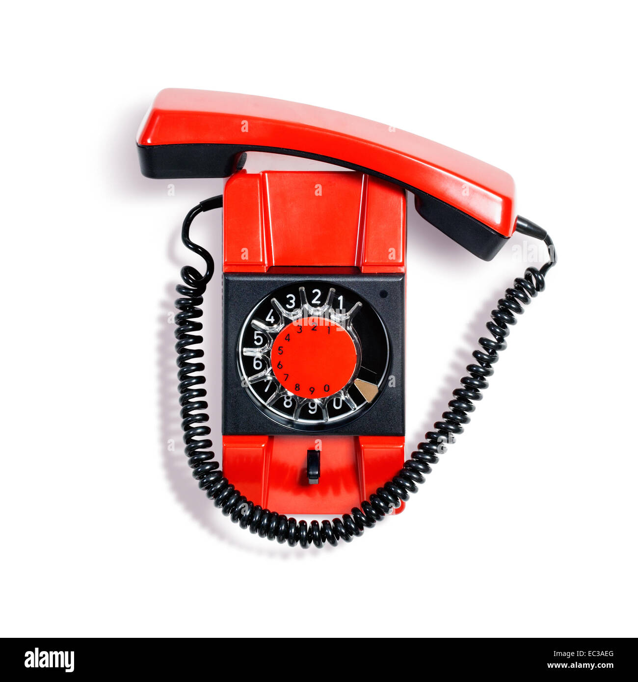 Vintage téléphone rouge. Téléphone mural isolé sur fond blanc. La technologie de la communication. Objet Avec clipping path Banque D'Images