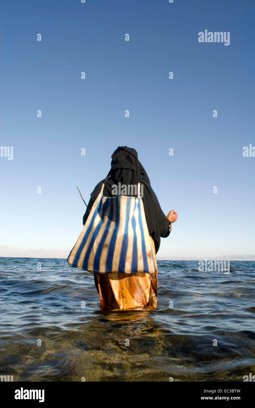 Egypte Femme La pêche dans la mer Rouge, Sinaï, Égypte, golfe d'Aqaba Banque D'Images