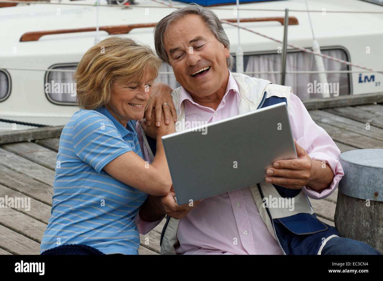 Vieux couple with Laptop Banque D'Images