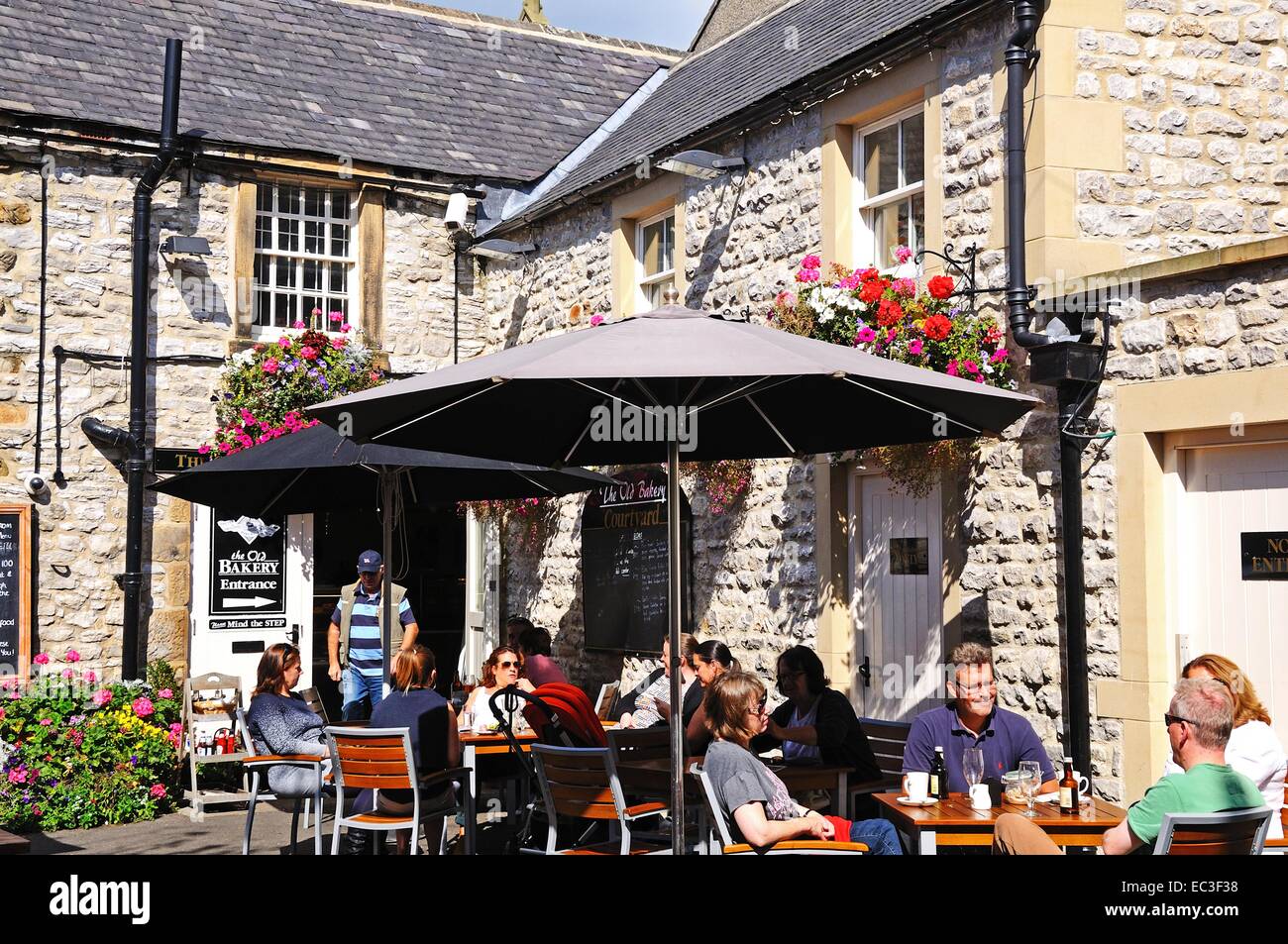 Ancienne Boulangerie café de la chaussée dans le centre ville, Bakewell, Derbyshire, Angleterre, Royaume-Uni, Europe de l'Ouest. Banque D'Images