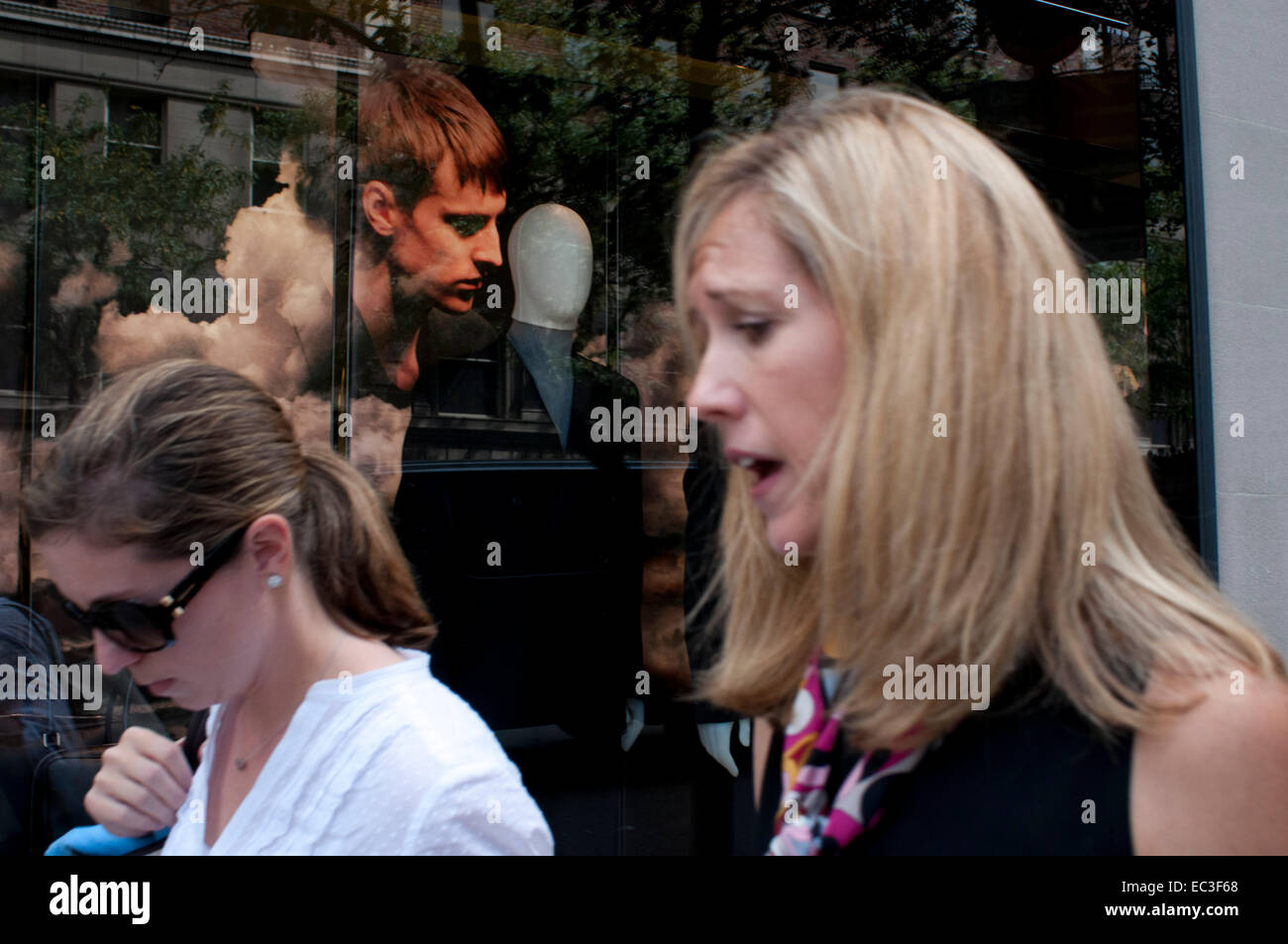 Reflet dans une fenêtre d'un magasin de mode sur l'Upper East Side. Cette région de Manhattan est également connu sous le nom de mille musées, et Banque D'Images