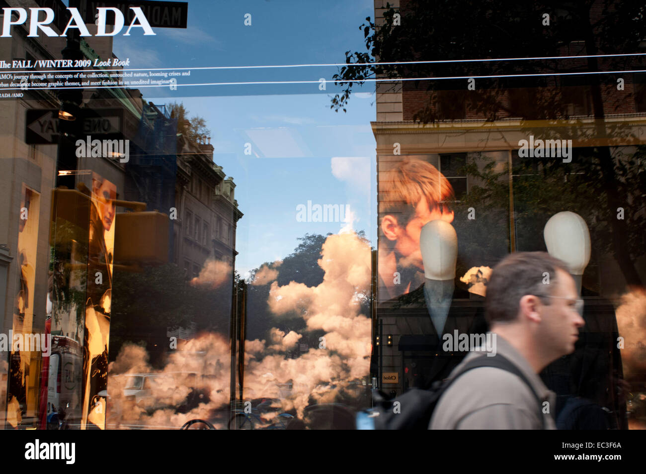 Reflet dans une fenêtre d'une boutique de mode Prada sur l'Upper East Side. Cette région de Manhattan est également connu sous le nom de mille musées, et ce n'est pas étonnant parce que c'est ici que le Metropolitan Museum of Art, le plus grand musée de la ville, le Musée Solomon R. Guggenheim, le Musée de la ville de New York, le Whitney Museum of American Art, et une liste presque sans fin qui va nous prendre plusieurs jours si nous voulons tirer parti de la plus grande concentration d'art dans le monde par mètre carré. Dans ce domaine de nombreuses ambassades et certains hôtels et certaines habitations de la ville sont également concentrées. Banque D'Images