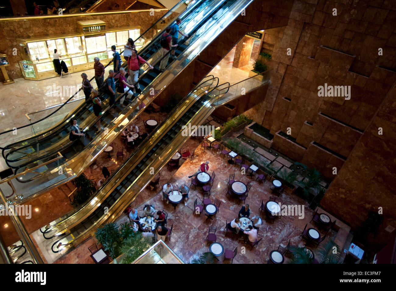 Trump Tower. 725 Fifth Avenue (ouvert du lundi au samedi de 10 à 18 12 à 17 Soleil et l'espace). Cet appartement de luxe et d'immeuble de bureaux de 43 Banque D'Images