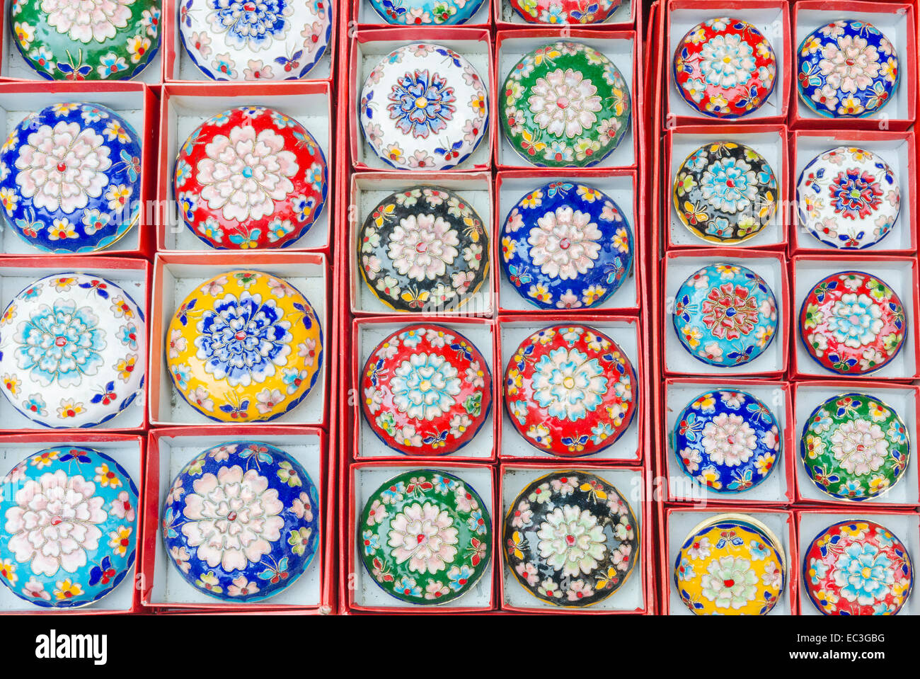 Colorful bric-a-brac à Cat Street Market, Upper Lascar Row, Hong Kong, Chine Banque D'Images