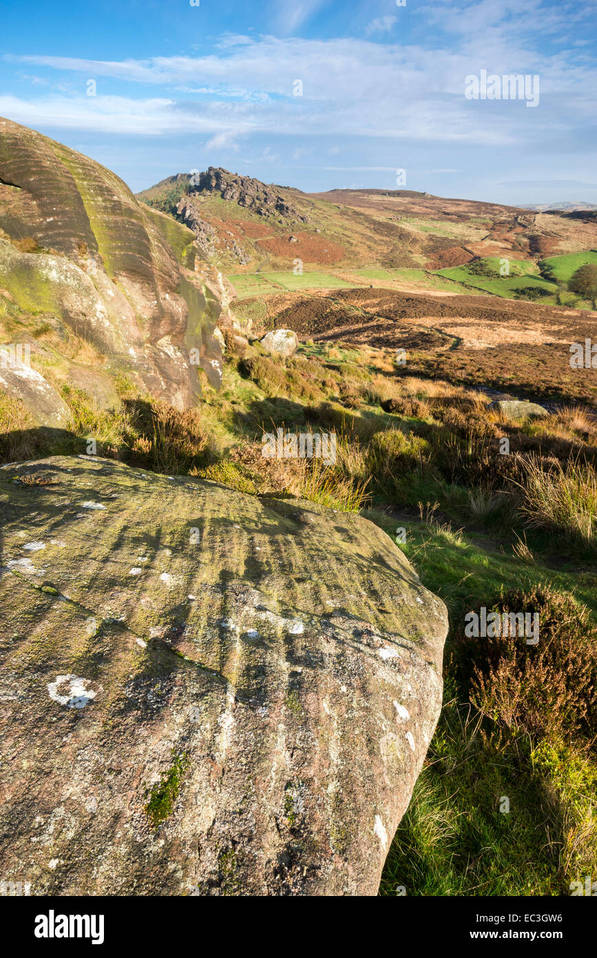 Les roches pierre meulière sur Hen Cloud avec vue sur les cafards dans le Staffordshire. Banque D'Images