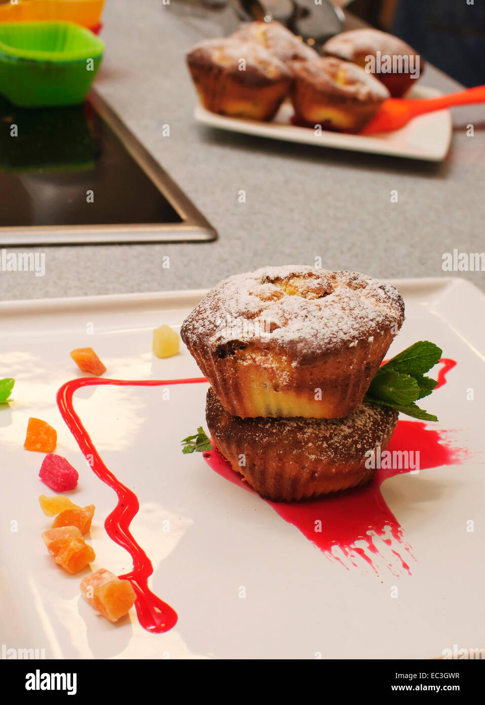 La cuisson des muffins à la menthe et fruits confits Banque D'Images