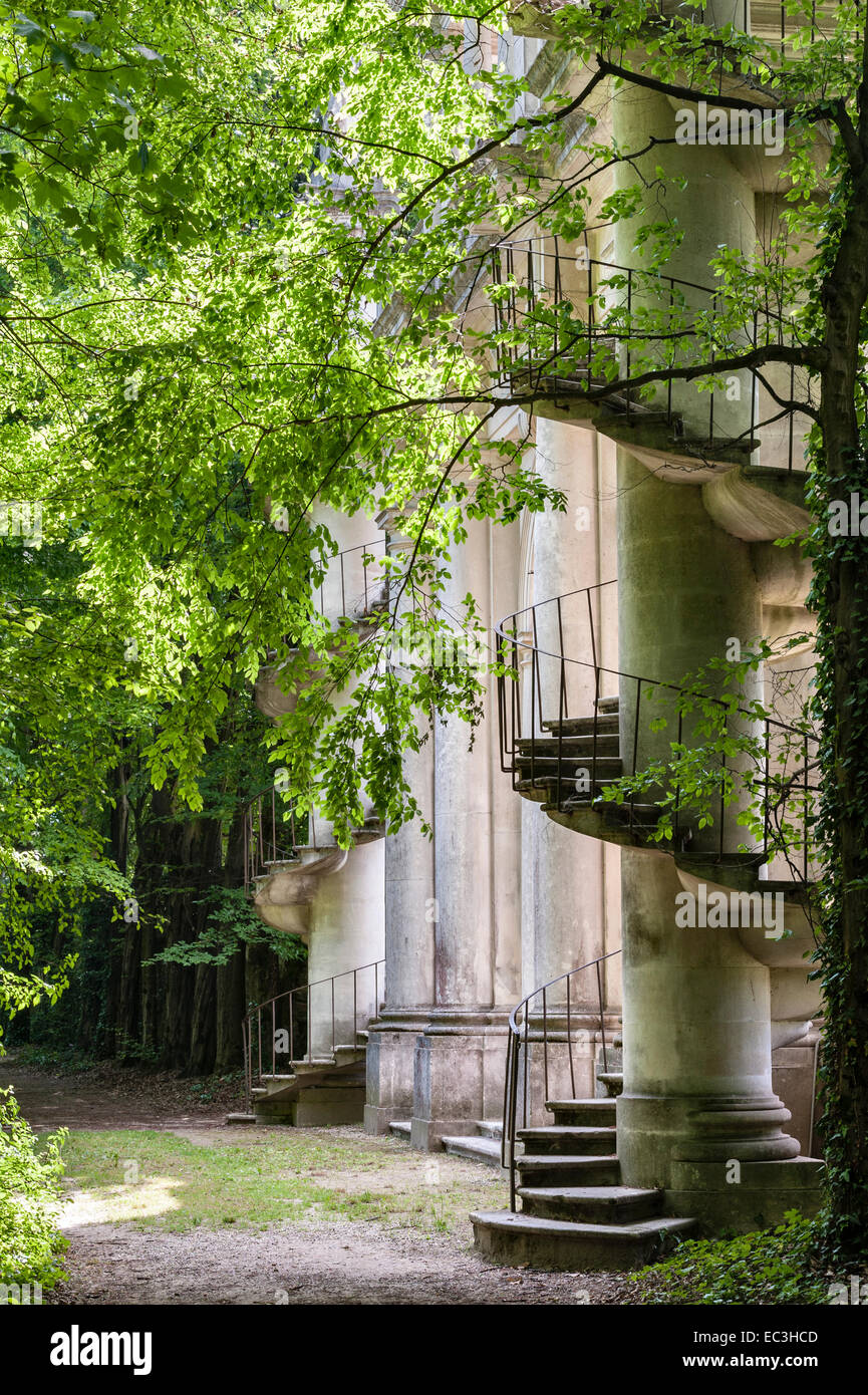Un escalier en colimaçon délicat serpente jusqu'à un belvédère au sommet de la grande porte formelle des jardins baroques 18c de Villa Pisani, Stra, Italie Banque D'Images