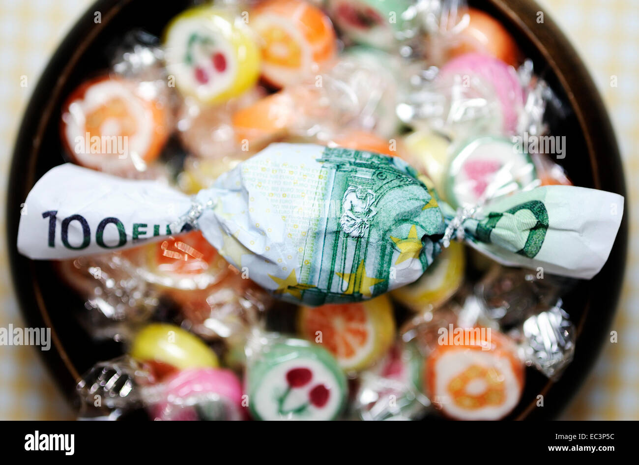 Bonbon Emballe Dans Un Billet De 100 Euros Banque D Image Et Photos Alamy