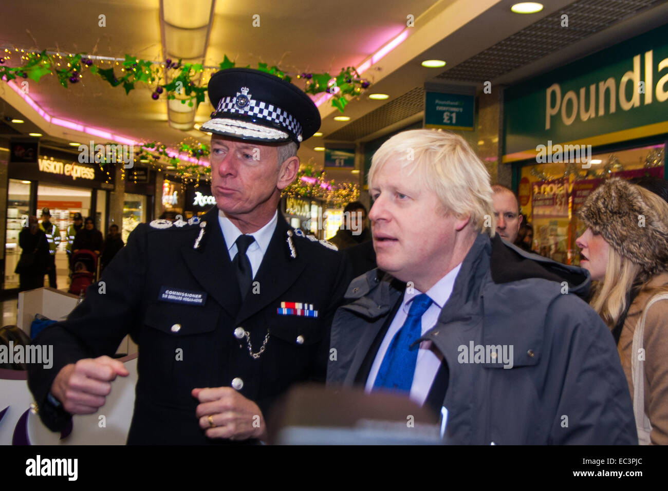 Ealing, London, UK. 9 décembre 2014. Maire de Londres, Boris Johnson, visites accompagnées d'Ealing a rencontré le commissaire de police Monsieur Bernard Hogan-Howe tenir un bain de foule à Ealing, à annoncer les détails de l'accord historique obtenu pour le nouveau site de Scotland Yard à Victoria. Sur la photo : le commissaire de police a rencontré Sir Bernard Hogan-Howe et maire de Londres à pied à travers le centre commercial Ealing Broadway. Crédit : Paul Davey/Alamy Live News Banque D'Images