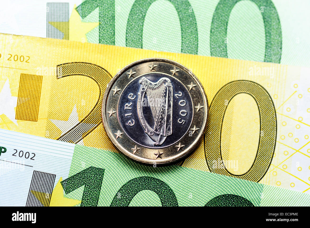 Monnaie Euro Irlandais Sur Les Billets De Banque Crise Financiere En Irlande Photo Stock Alamy