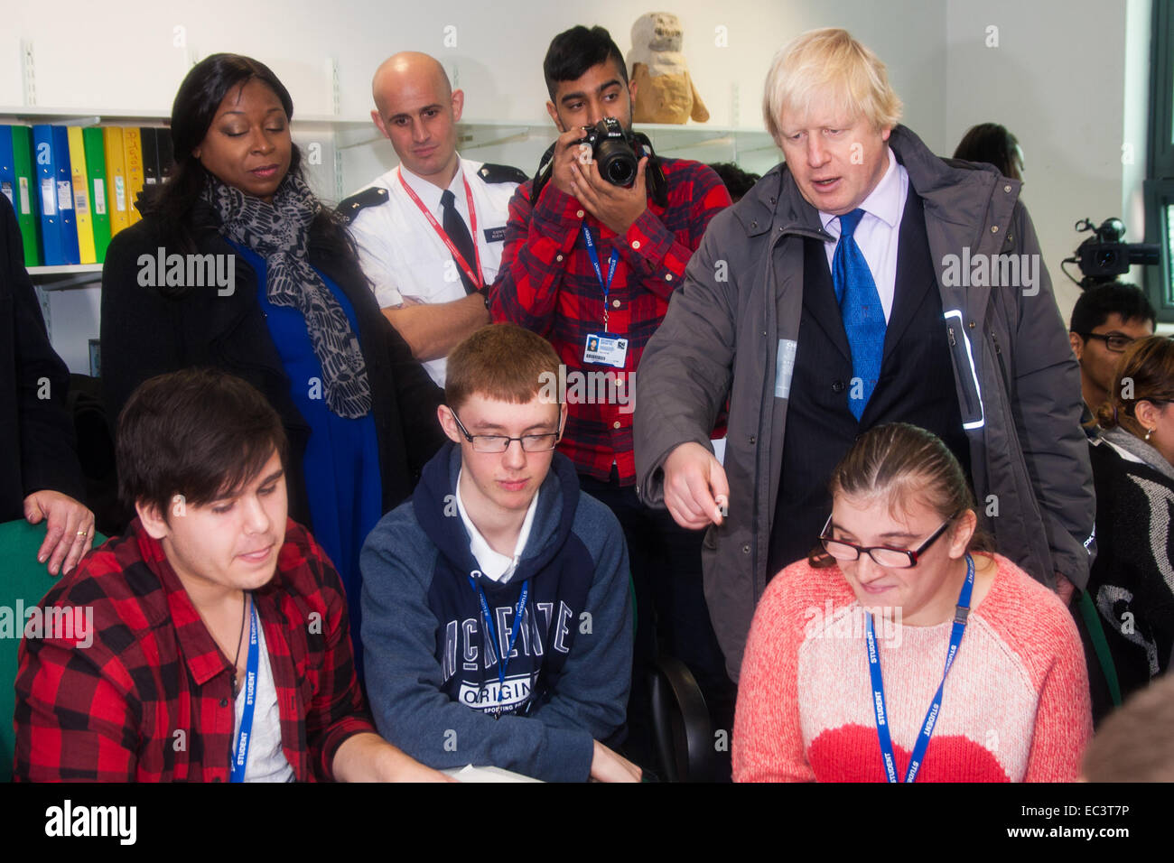 Ealing, London, UK. 9 Décembre, 2014. Maire de Londres Boris Johnson visites Ealing, Hammersmith et Fulham College accompagné d'adjoint au maire pour le maintien de l'ordre et la criminalité Stephen Greenhalgh pour lancer une nouvelle initiative visant à accroître les minorités noires et ethniques à l'a rencontré. Photo : Boris Johnson s'entretient avec les étudiants. Crédit : Paul Davey/Alamy Live News Banque D'Images