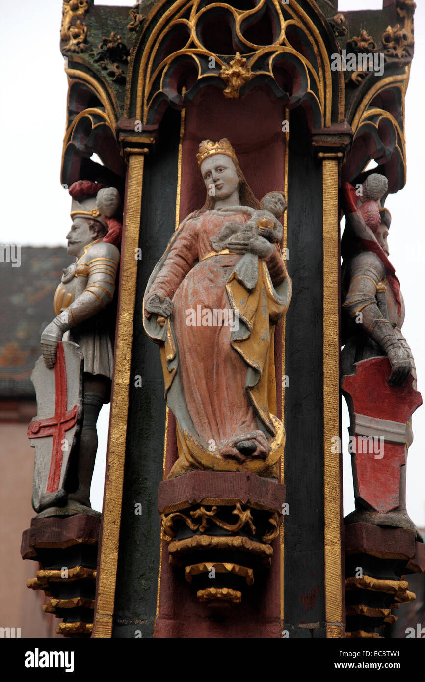 Vierge Marie et l'enfant statue à Freiburg. Banque D'Images