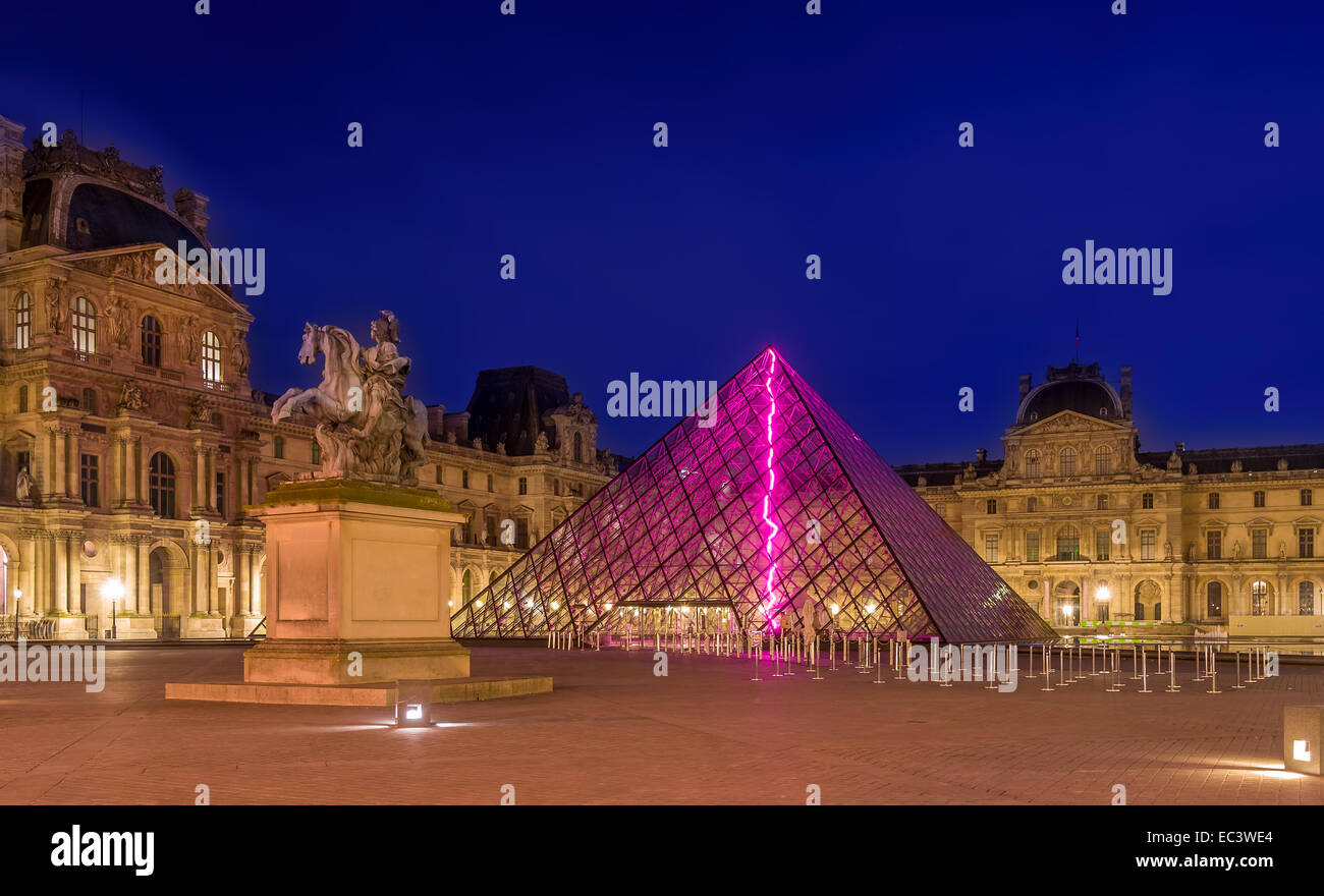 Vue nocturne de la pyramide du Louvre. Musée du Louvre, Paris, France Banque D'Images
