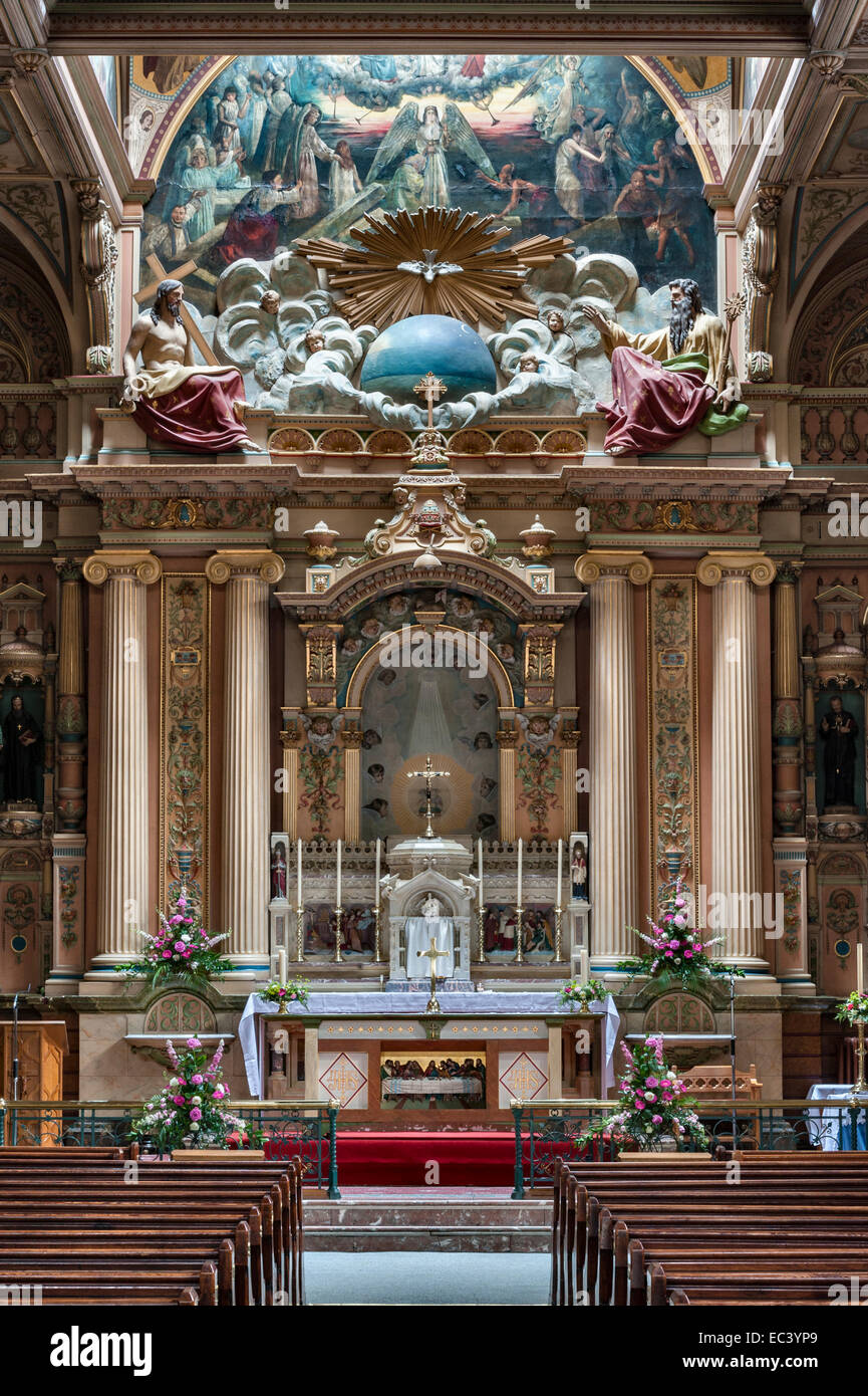 Le maître-autel et le spectaculaire tympan peint dans le 19c intérieur de l'église de St Charles Borromeo, Kingston upon Hull, Royaume-Uni Banque D'Images