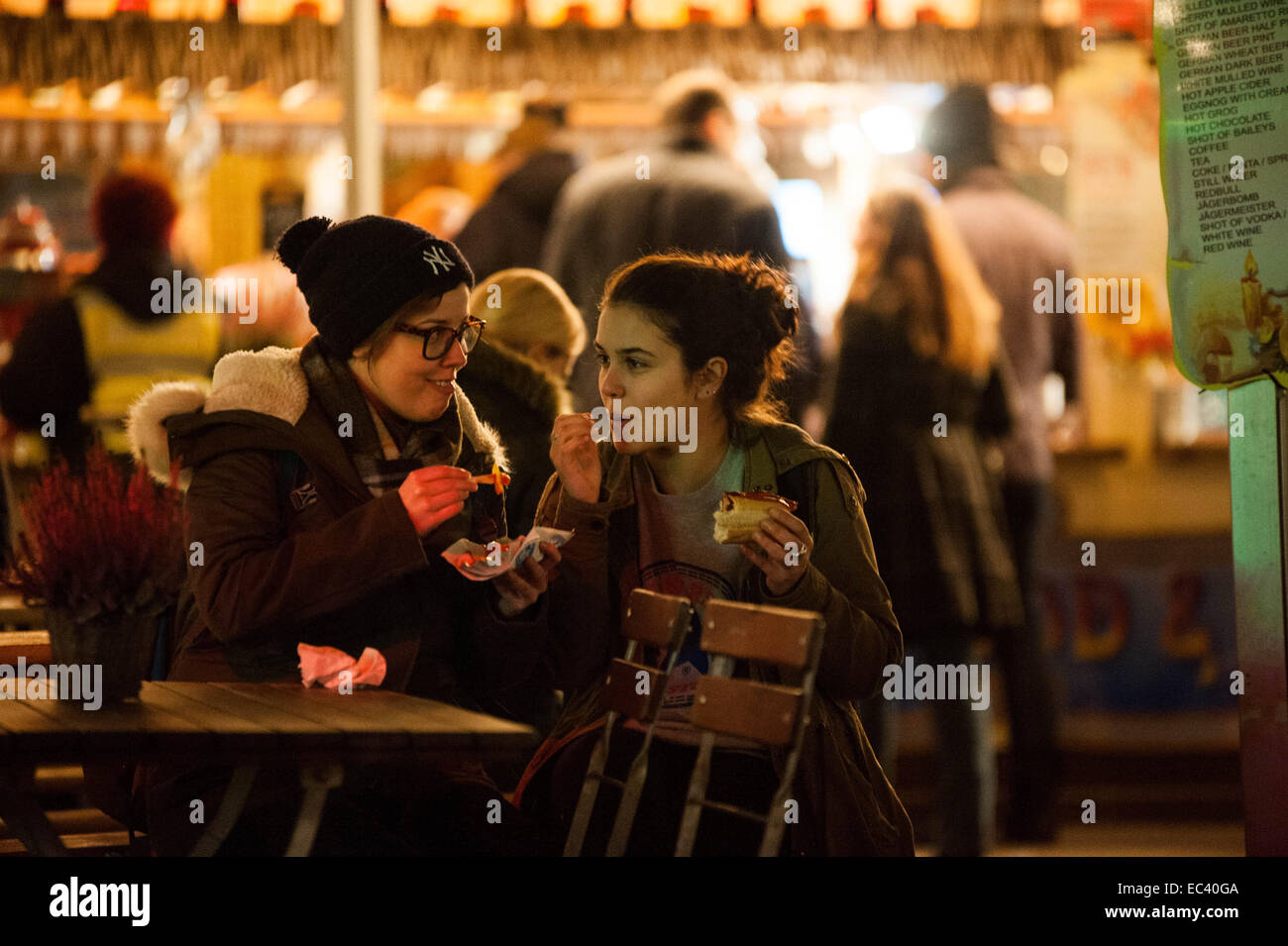 Londres, Royaume-Uni. 8 Décembre, 2014. Les gens s'amuser dans Winter Wonderland à Hyde Park, Londres : Crédit Giulia Fiori/Alamy Live News Banque D'Images