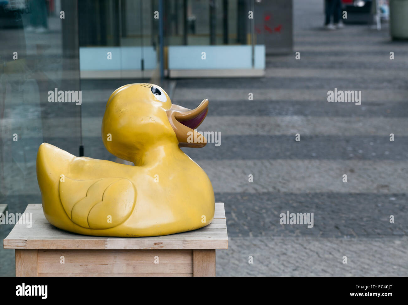 Canard en caoutchouc en face de vitrines Banque D'Images