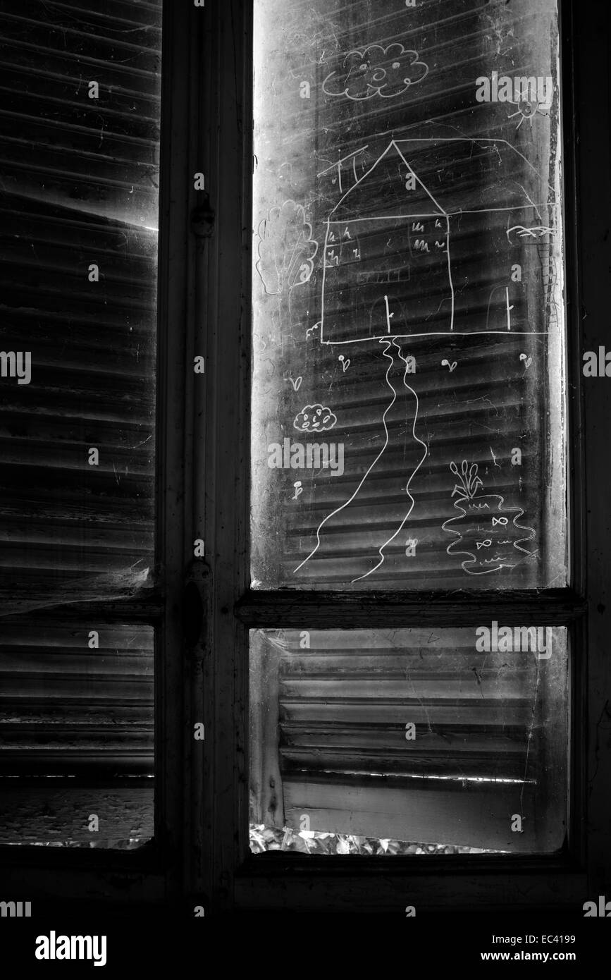 Des dessins d'enfants sur la vitre d'une fenêtre Banque D'Images
