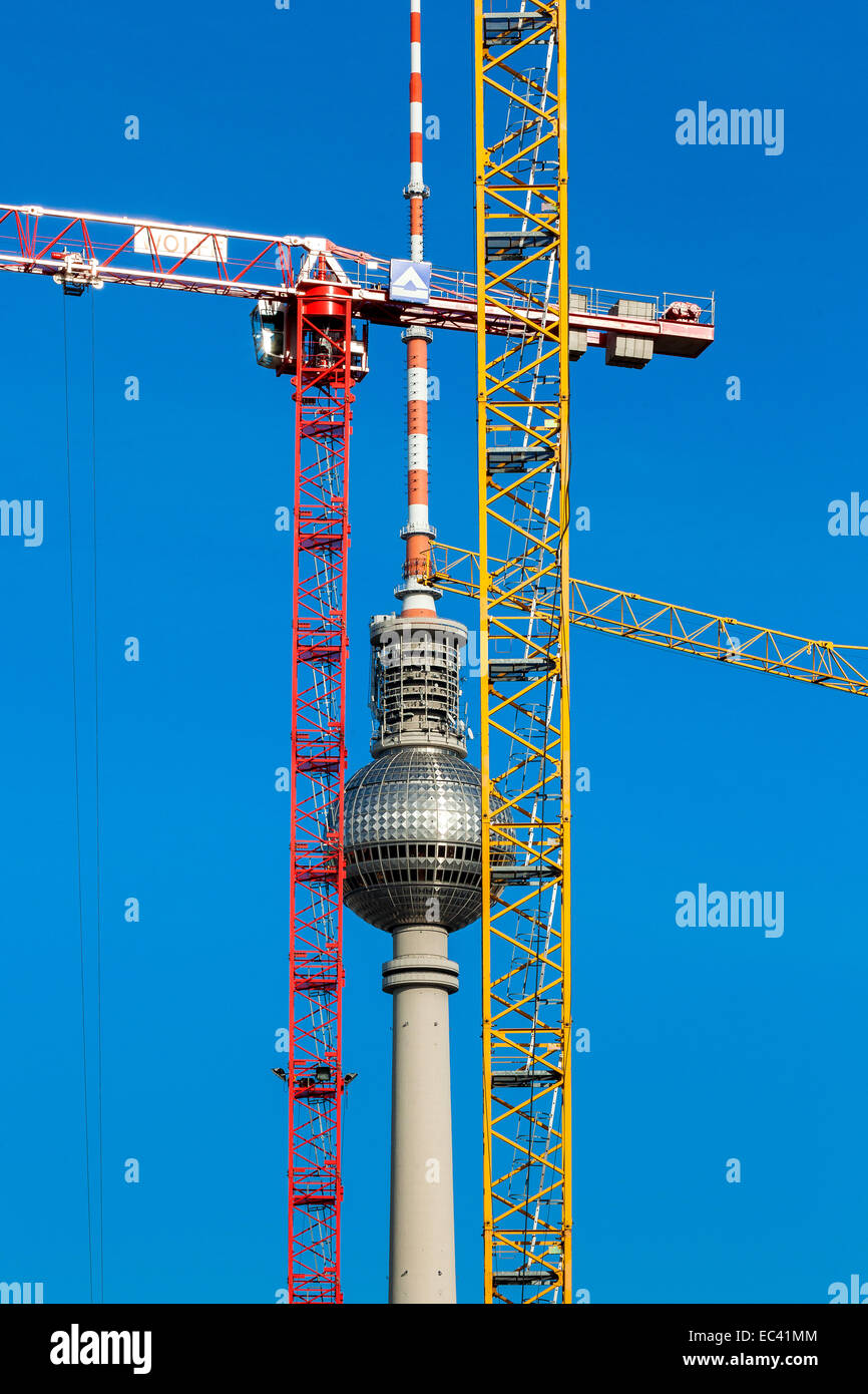 Le surround grues à tour de télévision de Berlin Alexanderplatz Banque D'Images