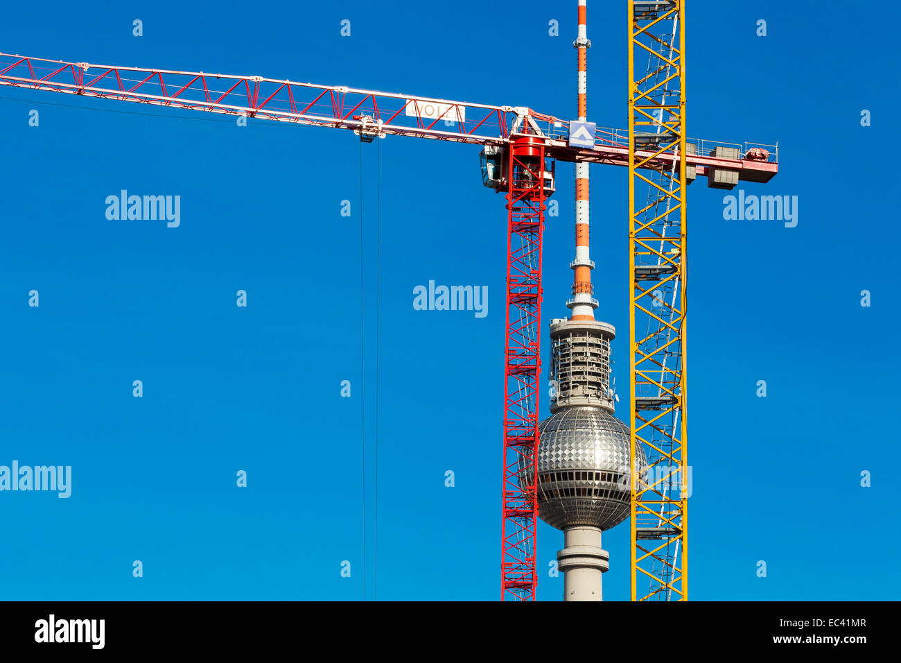 Le surround grues à tour de télévision de Berlin Alexanderplatz Banque D'Images