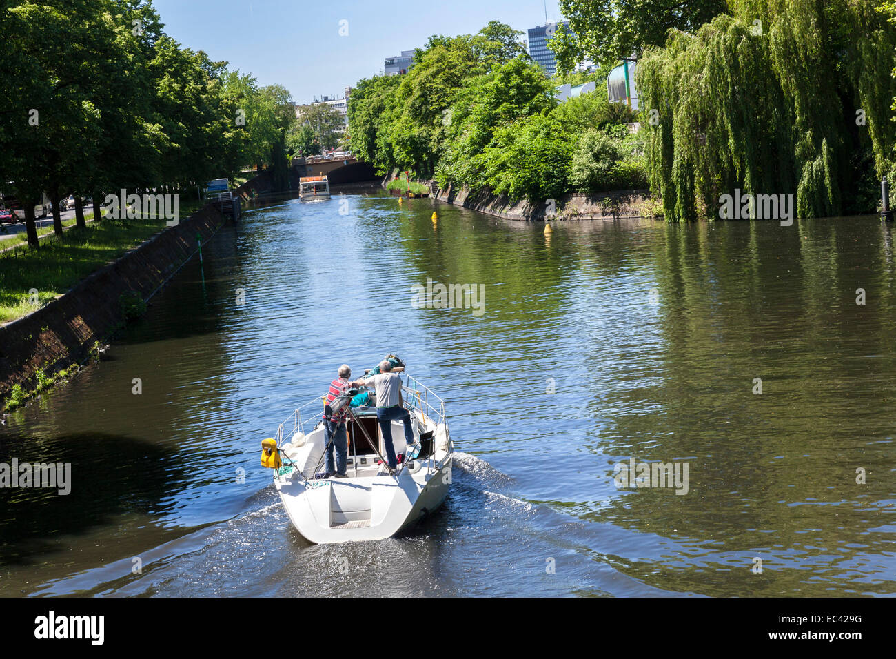 Voilier sur le Berliner Landwehrkanal Banque D'Images