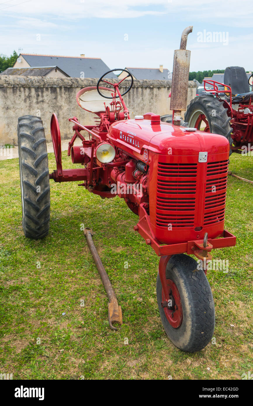Mccormick farmall tracteur à trois roues en rouge à la locomotion en fête francueil, france Banque D'Images