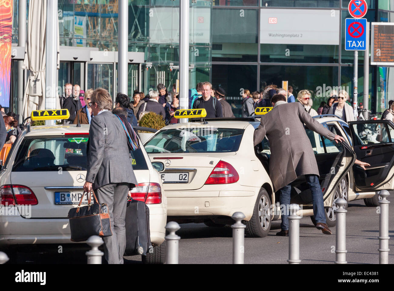 À un taxi holding place en face de la principale gare de Berlin Banque D'Images