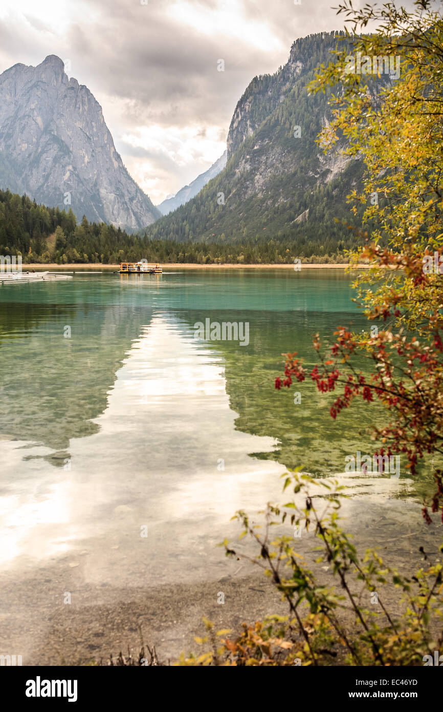 Lago di Dobiacco, inDolomite Toblacher Voir Alpes, Italie, Europe Banque D'Images