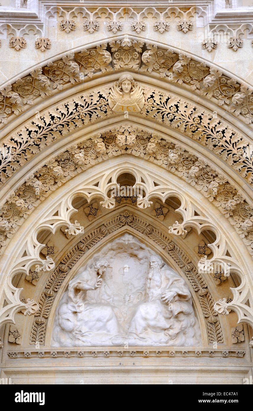 Zagreb, Croatie. Cathédrale de l'Assomption de la Bienheureuse Vierge. Détail de la façade - tympan au-dessus de 'Holy Trinity' (Robert Frangeš Mihanović) Banque D'Images